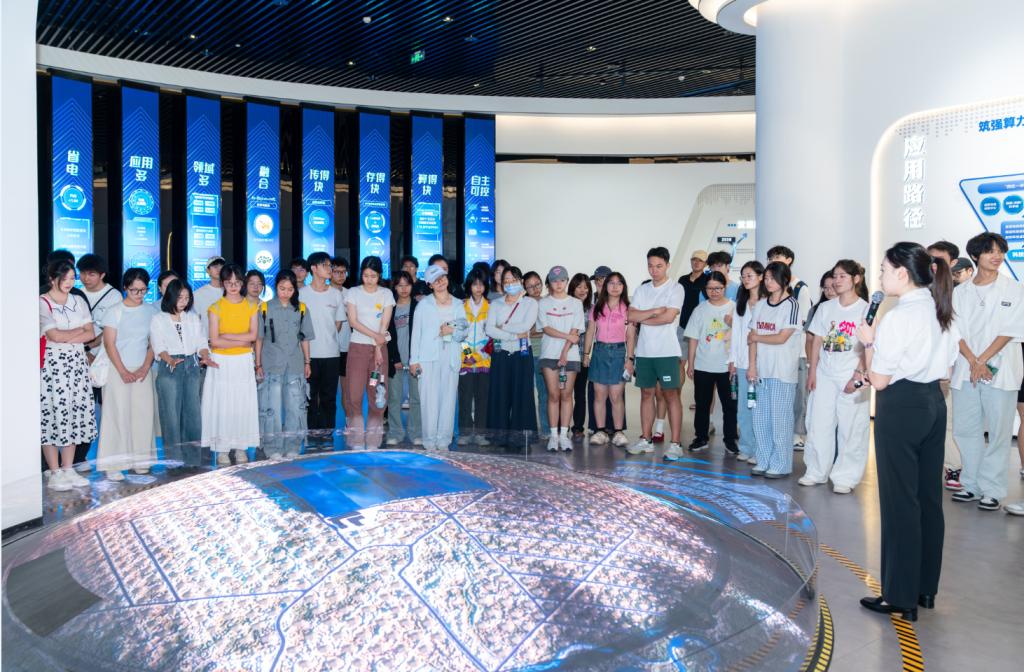 行走的大思政课 探秘成都超算中心，触摸前沿科技脉搏